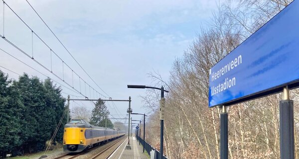 Proef met treinstop bij station Heerenveen IJsstadion tijdens schaatsevenementen